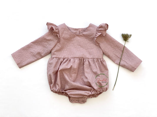Embroidery Bubble Playsuit in Old Rose is made from 100% cotton for a soft and comfortable fit. The full-length flutter sleeves and elastic at the legs make it easy to move, while the wooden buttons down the back and snaps at the crotch ensure a secure fit. Perfect for an adorable birthday look.