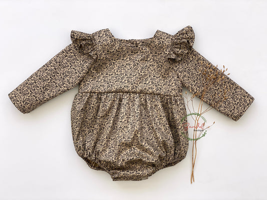 The Flutter -Sleeves Bubble Playsuit is an adorable way to keep your baby warm and comfortable this winter. Crafted from 100% cozy cotton, this romper features a unique bubble pattern and flutter sleeves making it perfect for all your baby’s winter adventures.
