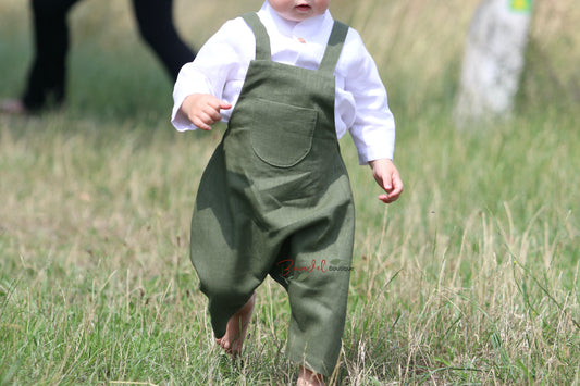 eco-friendly, linen romper dungarees with 3/4 length shorts and a classic curved front pocket. An elastic back waistband and adjustable tie straps make for a comfortable fit, while a wooden button closure at the back provides a secure closure. Perfect for your baby or toddler!