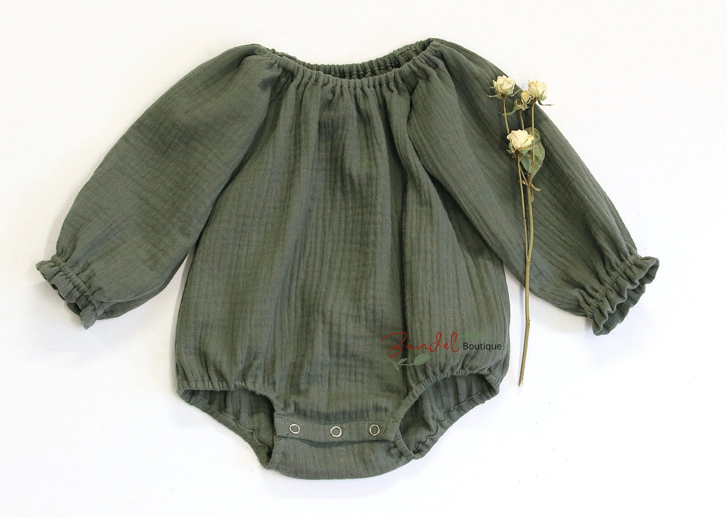 Adorable Olive- Green baby romper made from the finest Double gauze fabric. Long sleeve romper features elastic leg openings, arms, and neck for a comfortable fit. The snaps at the crotch allow for easy diaper changes. Soft and breathable double gauze fabric keeps your little one cozy and cool. Perfect for everyday wear or special occasions, this olive green baby romper combines style and functionality. Handmade with care and love in The Netherlands.